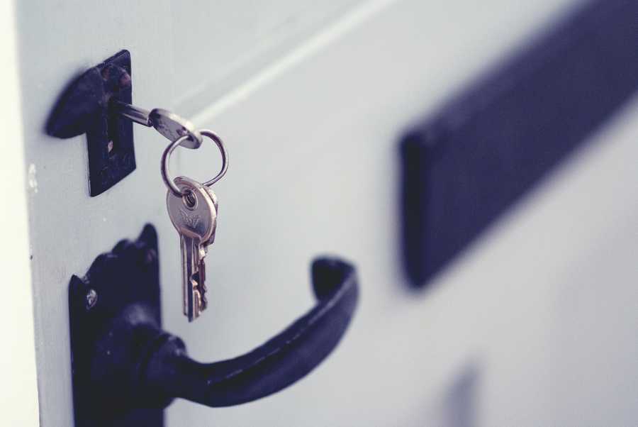 Come togliere la chiave rotta da una serratura e aprire la porta?