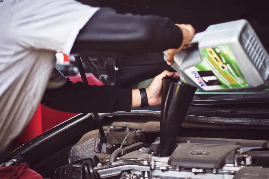 Qual è l'attrezzatura utile per recuperare l'olio esausto in officina?